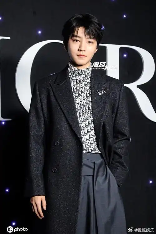 王俊凯看秀生图#2024秋冬巴黎男装周,王俊凯现身品牌秀场看秀,纱