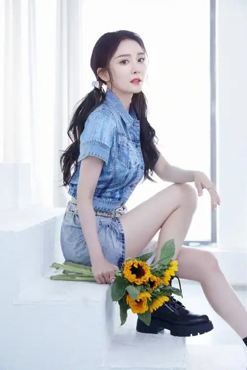 杨幂双马尾牛仔装造型