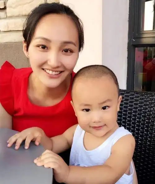 演员于震:与方柏霓离婚后,再娶小13岁娇妻,婚后生三子幸福美满