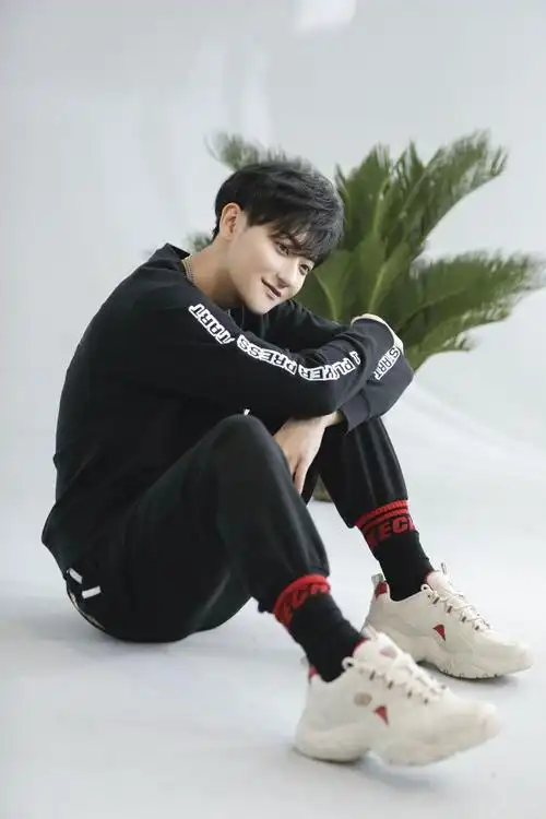 黄子韬化身街头酷boy再现率性运动范