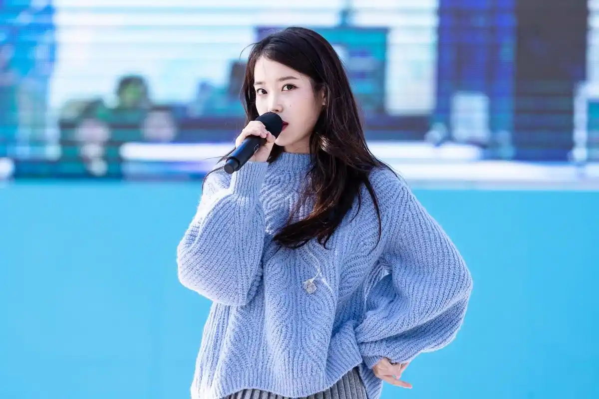 治愈系小仙女iu姐姐蓝色毛衣,灰色百褶半裙好看