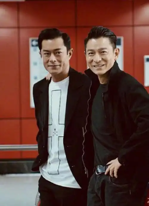 刘德华和谁合影都是一脸微笑,唯独在她面前,天王的形象都不顾了