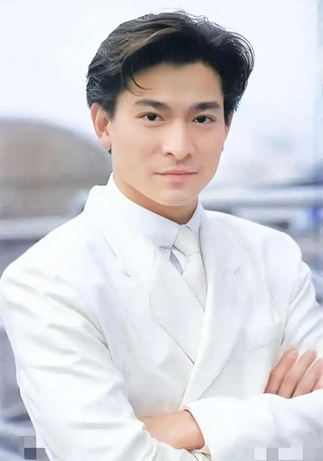 她是刘德华的女儿,出生名下就有别墅,配带10个保姆保镖