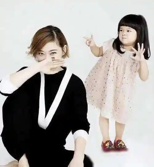 48岁梅婷携女儿出游,意外撞脸倪萍,女儿高级脸引人关注_黑色_气质