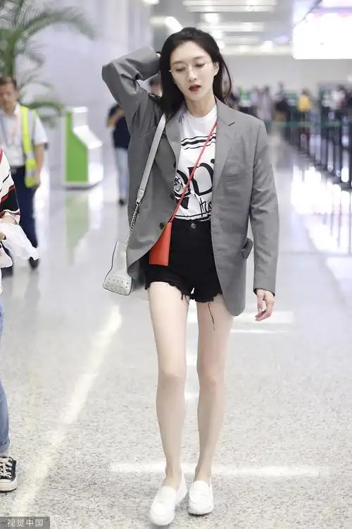 江疏影现身机场身穿灰色西装外套搭配热裤高调秀"露腿杀",背俩包包潮