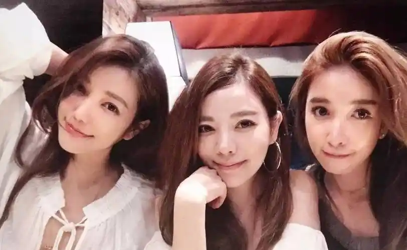 原创母女三人合照火了妈妈和女儿一样漂亮网友用放大镜也分不清