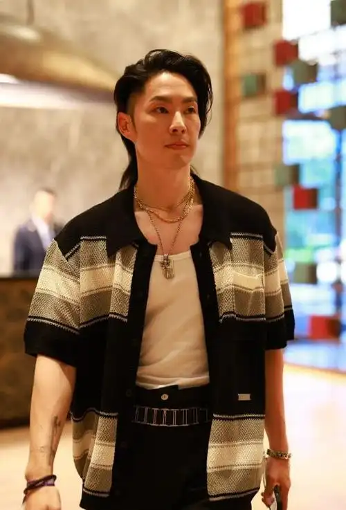 吴建豪现身活动,着装低调大气展现明星风范