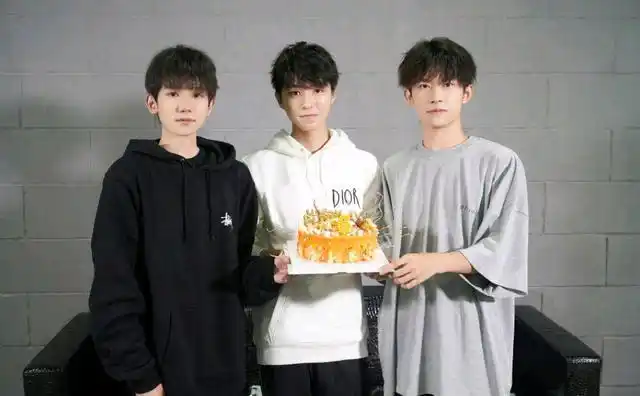 为了什么,tfboys"三小只"同时更博?