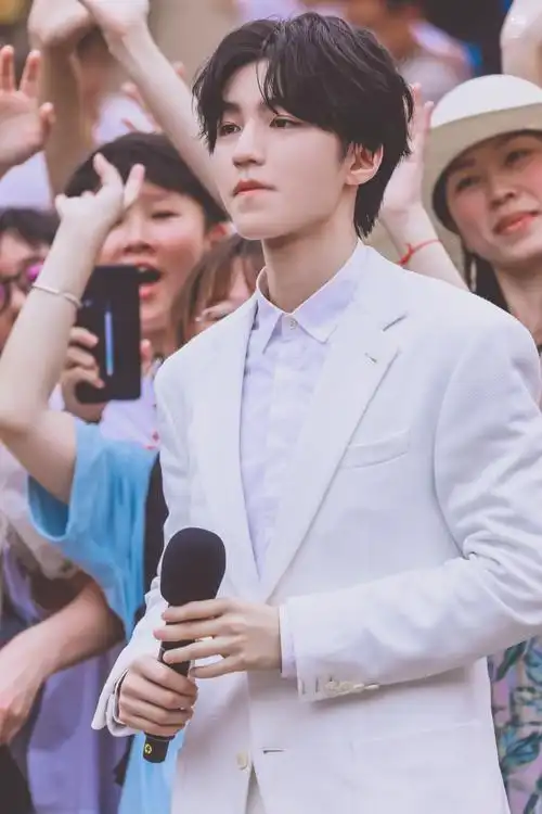 2020tfboys王俊凯 "心连心"慰问演出_高清图片大全-爱豆app