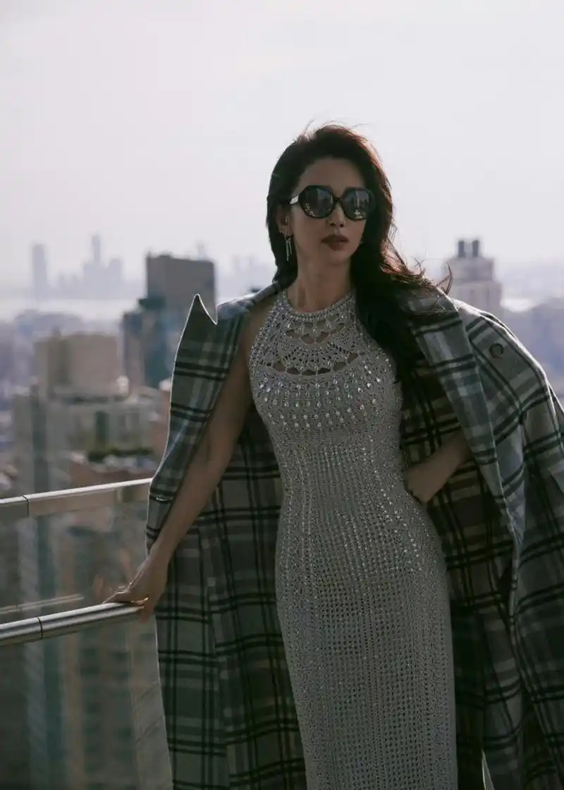 李冰冰亮相纽约时装周,身穿ralph lauren 23秋季系列礼服出席拉夫劳伦