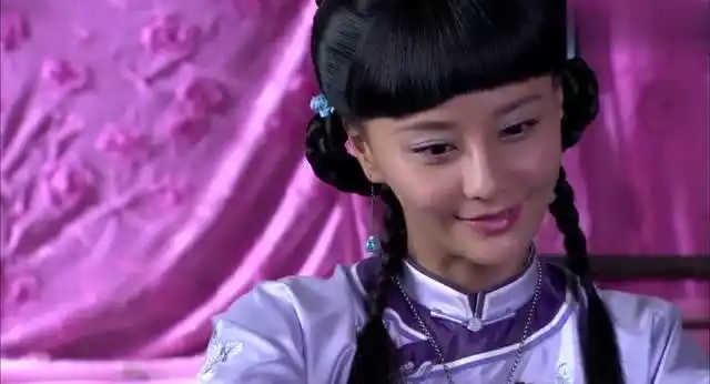 大丫鬟:马雅舒为自己绣嫁衣,穿上身极美,何晟铭却在偷看