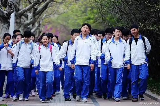 广东一中学校服费要4000元校方回应明细公布评论区两极分化