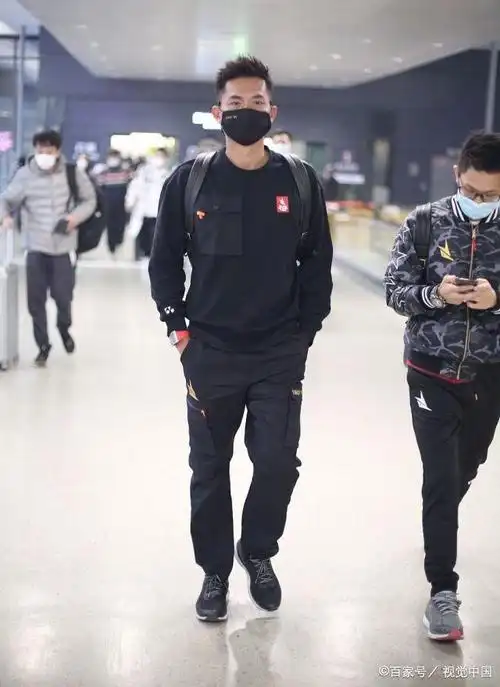 林丹身穿黑色卫衣双手插兜帅气十足 留"刺猬头"发型抢眼