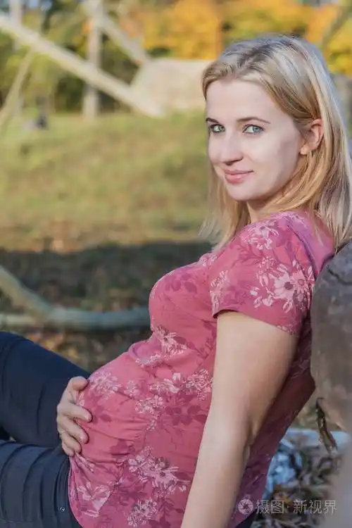 年轻的孕妇抱着怀孕的肚子照片-正版商用图片266b3p-摄图新视界