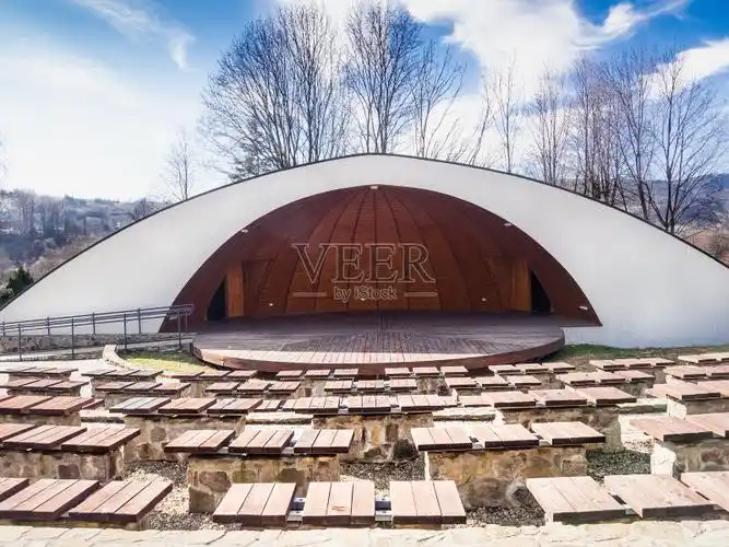 木制户外舞台或露天剧场.piwniczna-zdroj,波兰.图片素材