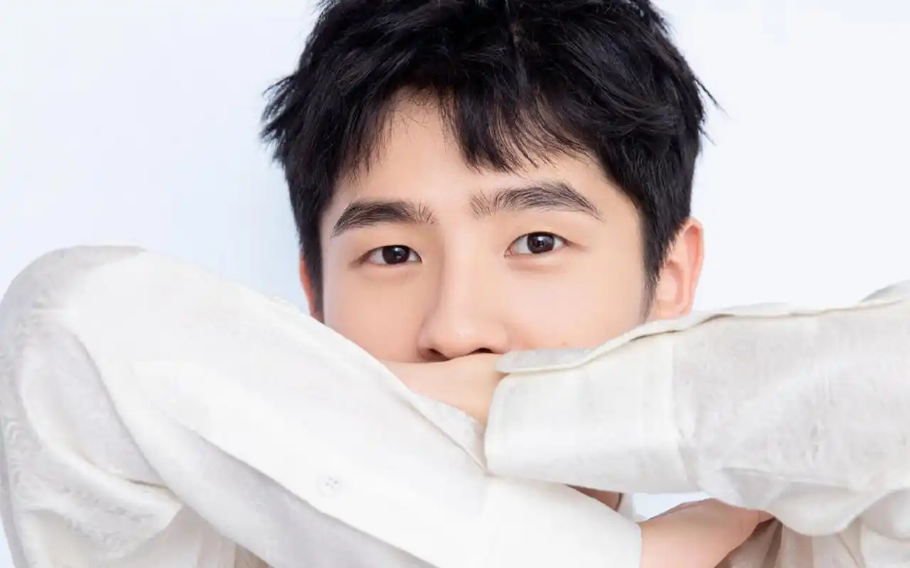 刘昊然阳光帅气写真桌面壁纸高清大图预览1920x1200_大陆明星下载_美