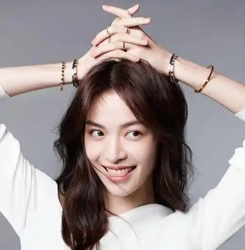 原来成名之前李现的前女友是钟楚曦,也就是曾经出演过《芳华》,当时靠