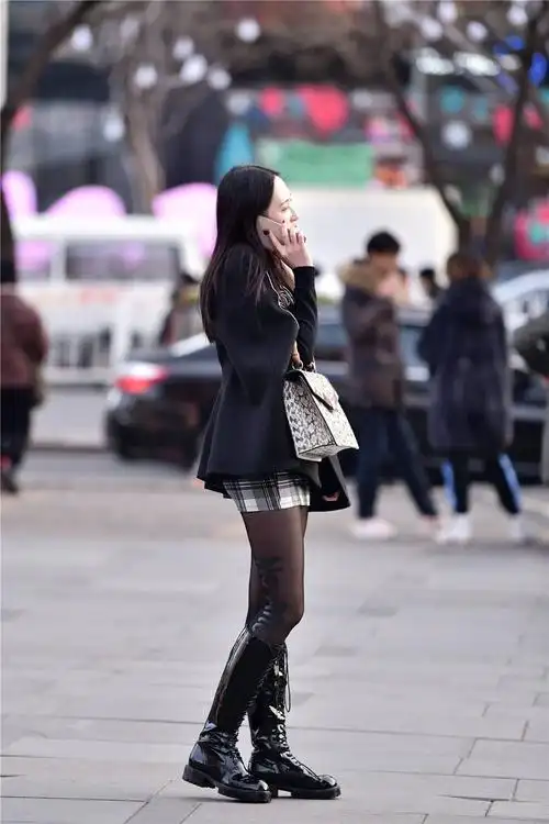 黑色丝袜搭配漆皮长靴,系带的平底款式,年轻的姑娘比较喜欢