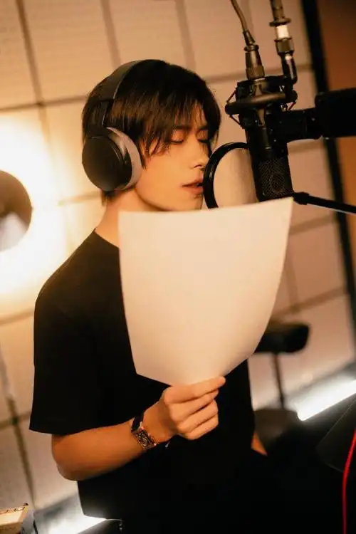 易烊千玺录音棚花絮来啦!弹吉他唱歌的千玺斯哈斯哈!