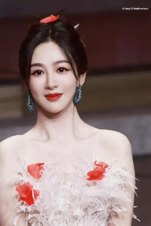 杨紫流光羽毛裙##杨紫张晚意复刻夭玹名场面##扶杨紫的小姐姐撞搅了