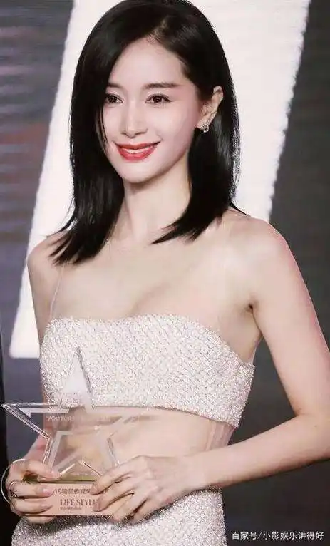 王子文真是太"省布料"了, 明明没穿多少却一丝没露, 简直太美了