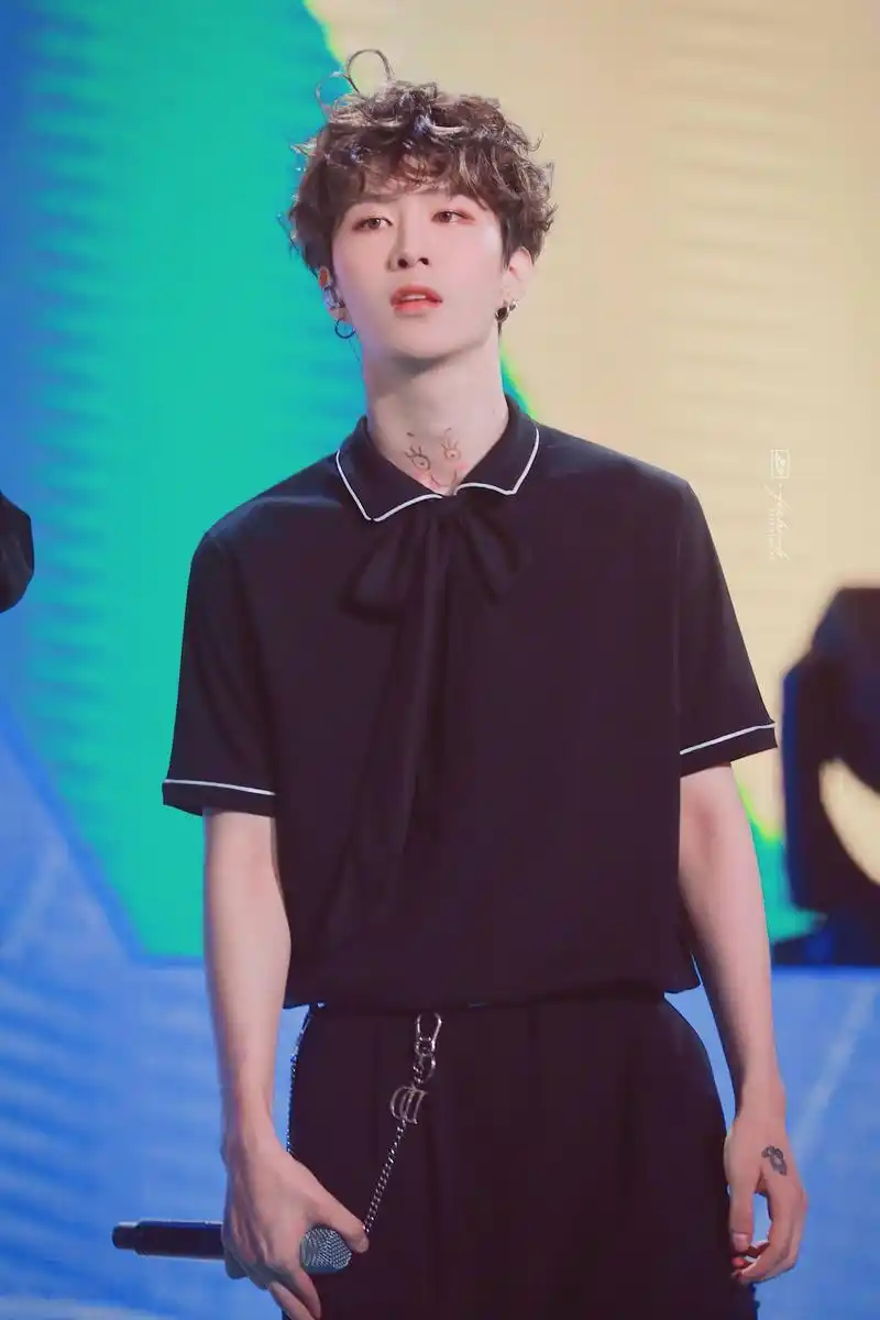 范丞丞心形头发 这个心型头发和脖子上的小人也太可爱了吧?