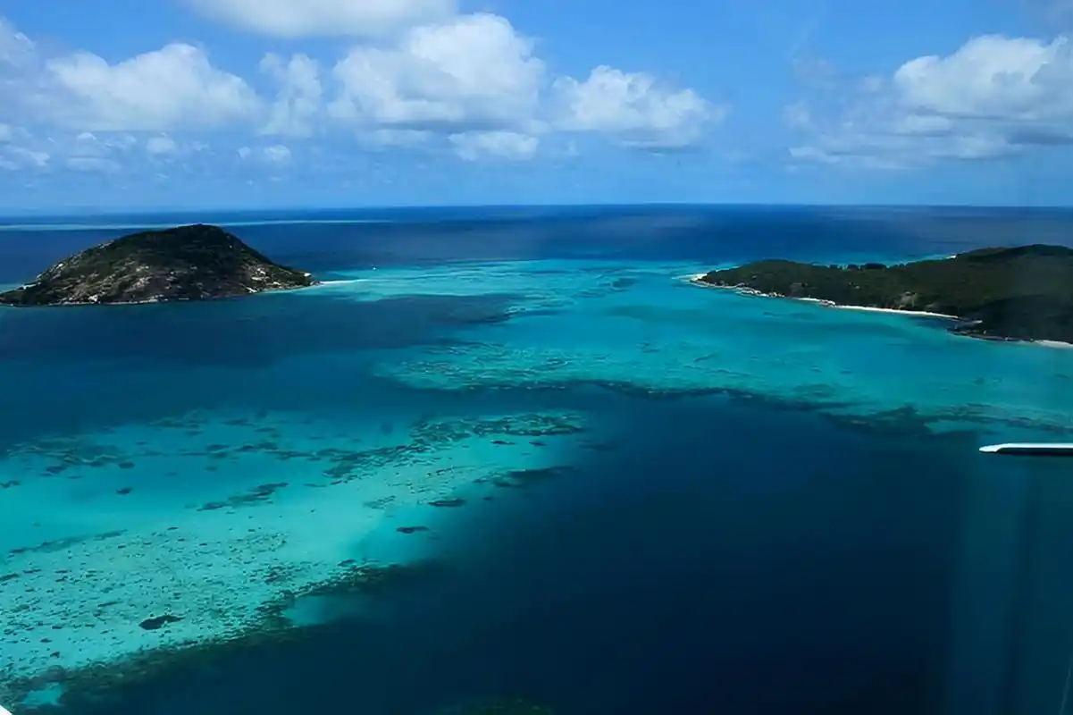 爱琴海(aegean山)   sea)  爱琴海是地中海东部的一个大海湾,位于地