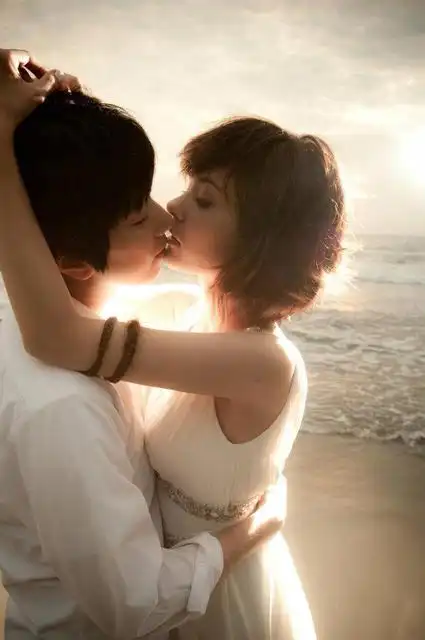 光阴不候,昨日渐远,等走过那段路再回望,当初的坚