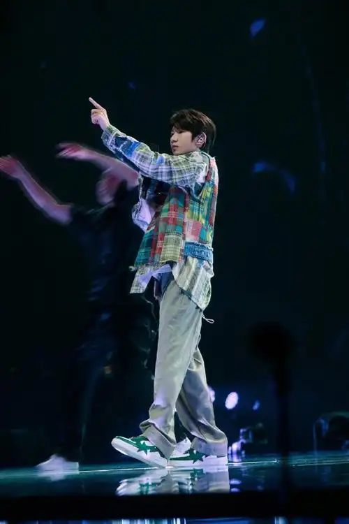 光影下氛围感拉满期待跨年夜正式舞台#王源跨年彩排图