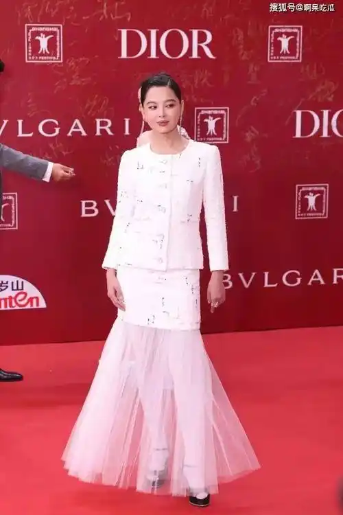 上影节红毯:"沈马"同框比心,娜扎美如艺术品,倪妮秋衣