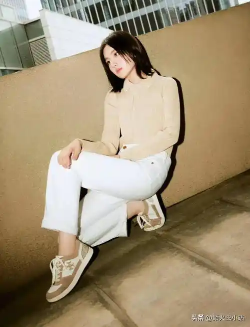 复古格调展示别样风采,目光灼灼如炬凌厉肆意,逐光作笔勾勒绅士型格.