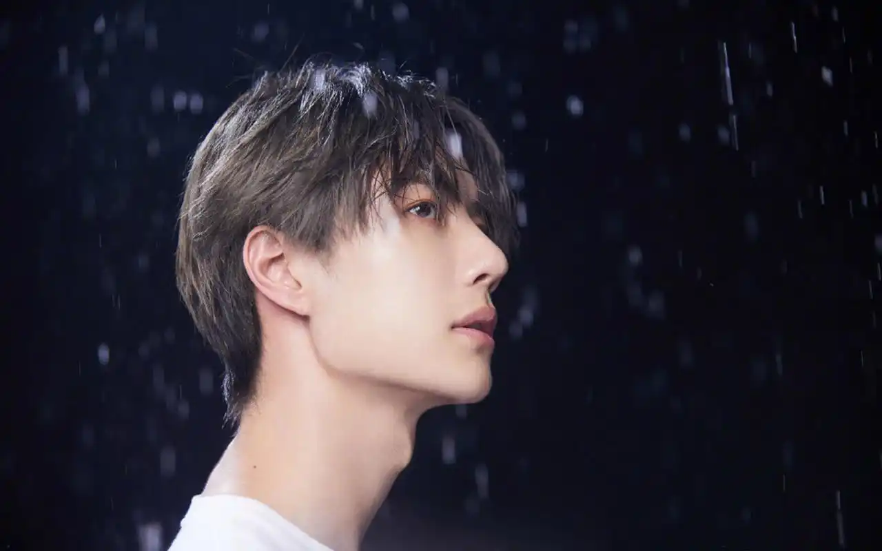 王一博雨中帅气写真图片桌面壁纸高清大图预览1920x1200_大陆明星下载