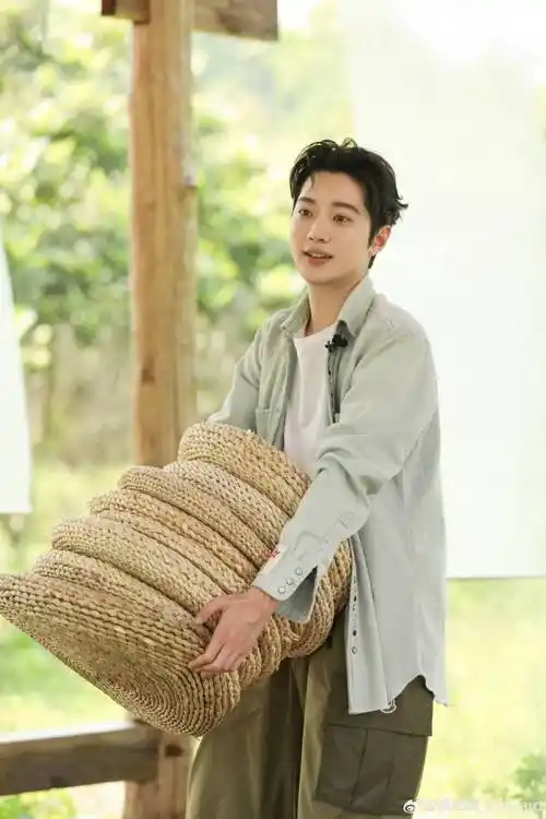 赖冠霖自曝"转变赛道"上热搜此前曾来四川执导短片处女作