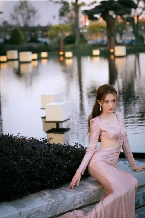 徐璐这才叫巴掌腰腰间镂空太显身形少女看了都得羡慕