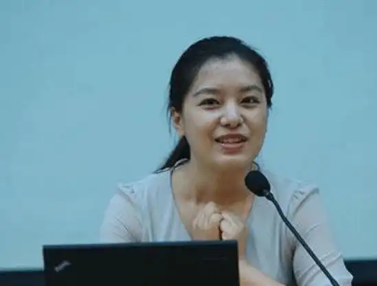 翻译官张京放弃北大清华成为外交翻译被称作冷艳美人