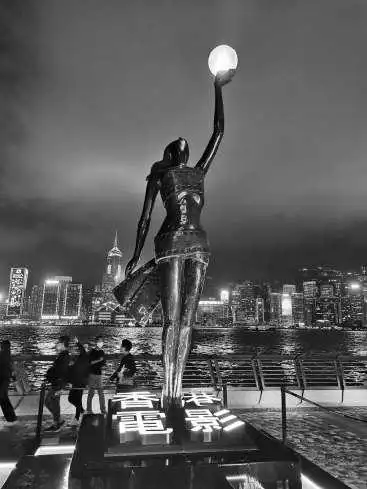 尖沙咀星光大道的香港电影女性雕像 黄维樑 摄