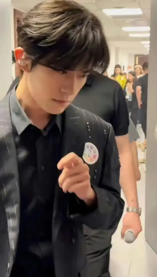 易烊千玺献唱不辞星海##易烊千玺于适同框照