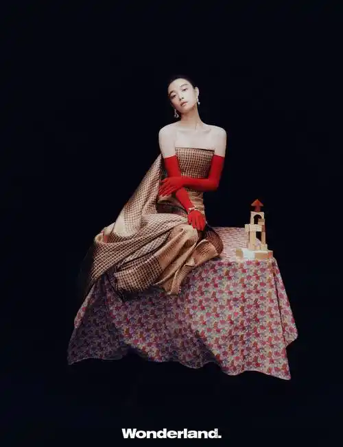 倪妮wonderland六月刊封面,穿抹身材长裙大秀蝴蝶骨,太美了_印花_时尚