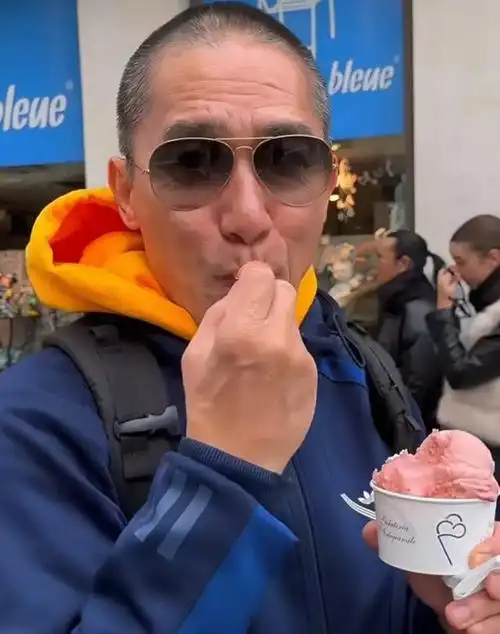 刘嘉玲和梁朝伟甜蜜度假,梁朝伟"小老头"造型引爆网络热议