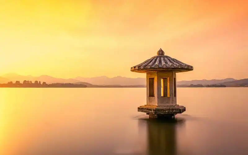 城市古韵湖泊风景高清桌面壁纸