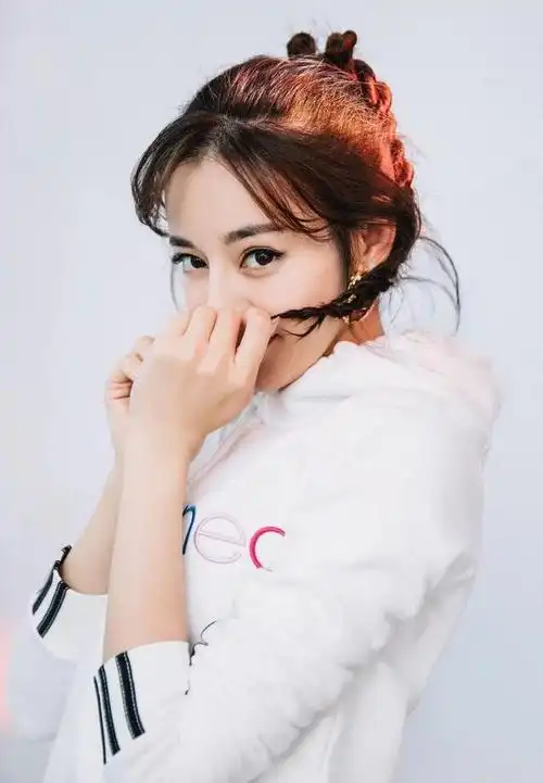 迪丽热巴换新发型剪刘海扎麻花辫元气满满少女气质惊艳