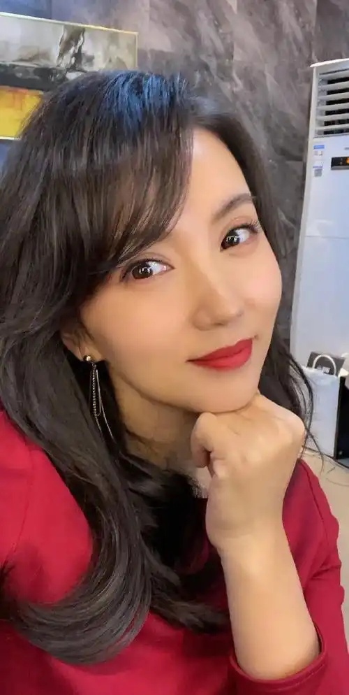 演员陈好:嫁大8岁富豪,婚后连生三胎,如今一家五口其乐融融