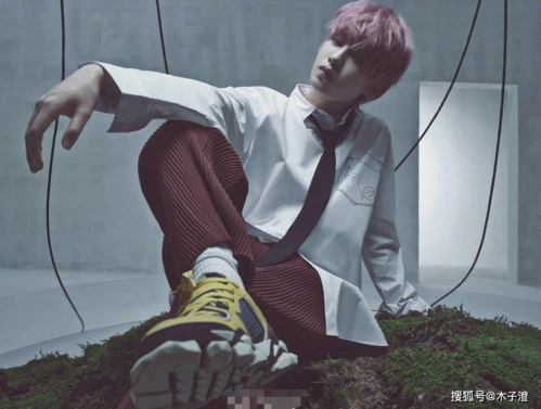 纯洁与浪漫交织,黄明昊樱花粉发色,白色情人节适合告白-大秦号