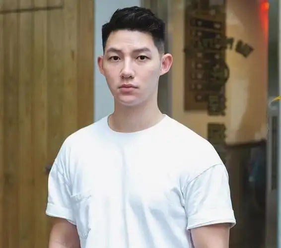 男生剪两边铲短头发整洁帅气下一次去理发对着剪就可以了