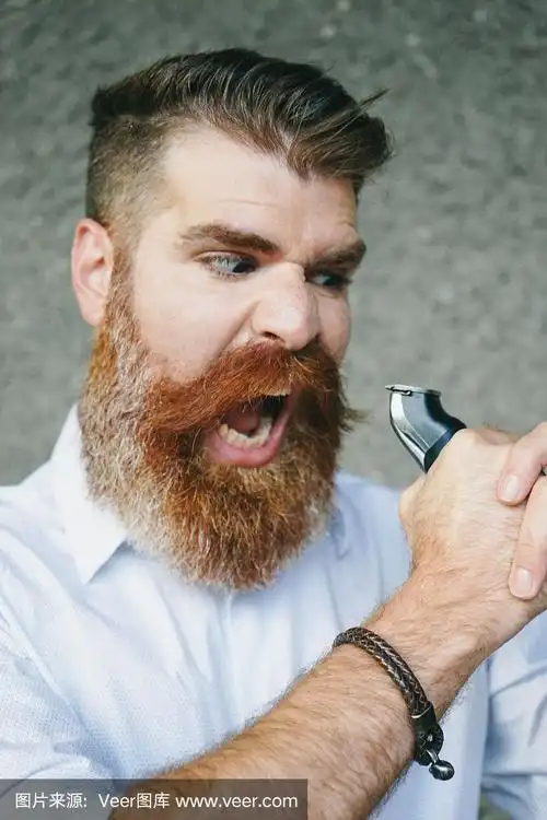 大胡子男子修剪胡须的肖像