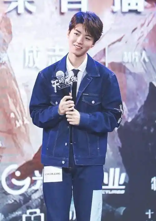 原创王俊凯真是妥妥的小奶狗深蓝色牛仔装配制服太有日系风了