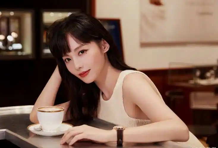 张嘉倪长发灰色连衣裙优雅写真_张嘉倪_长发_连衣裙