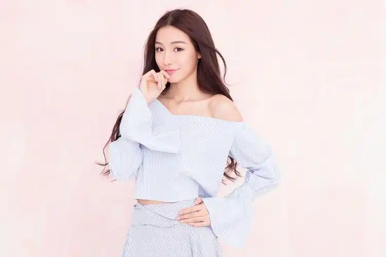 张南写真尽显甜美look 气质温婉笑容可人