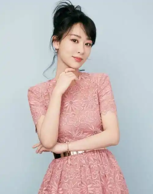 杨紫"硅胶脸"消失美出新高,无修图下暴露真容,谁说她长得丑?