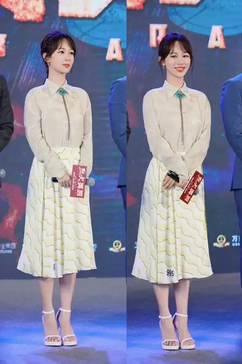 杨紫不走少女风,穿雪纺上衣配不规则半身裙,扎低马尾变知性女人